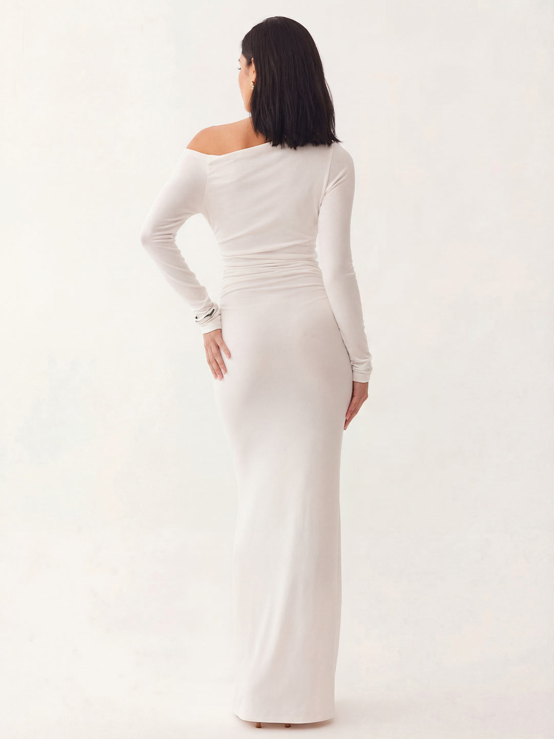 Singular off shoulder fitted long-sleeved dress